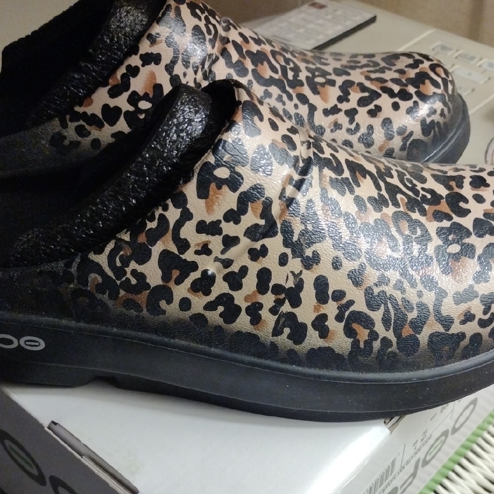 OOFOS Leopard Print Mules